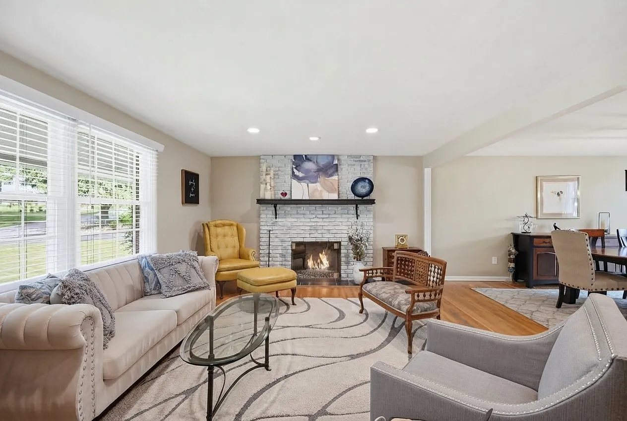Charming 4 Bed, 3 Bath Single Family Home in Wexford, PA - Available 10/1 - $3900 — Photo 2