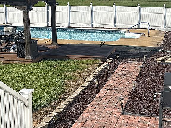 3rd image of 130 Lauren Ln