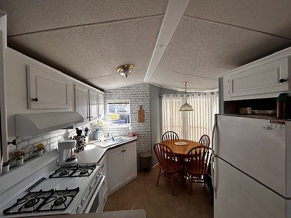 3rd image of 490 Empire Rd #For058