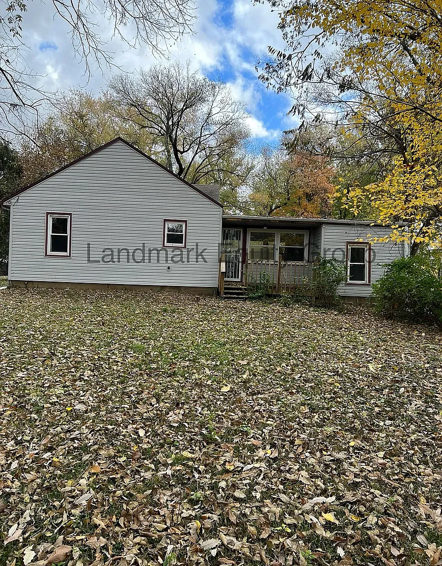3 bed, 1212 sqft, $1,300 — Photo 2