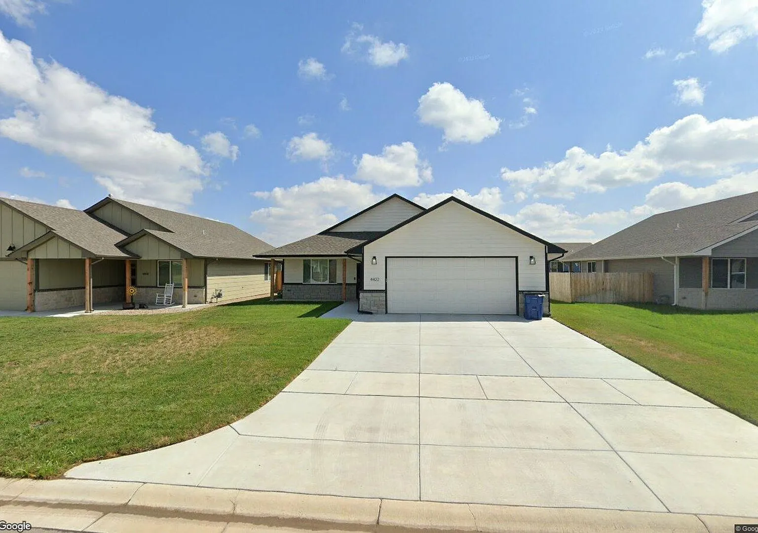 Single Family Home with three bedrooms two bathrooms and two car garage. Zero entry slab home. Mo... — Photo 2