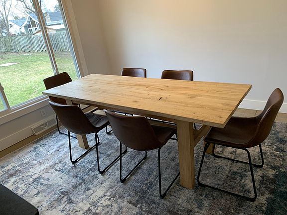 Farmhouses table with chairs