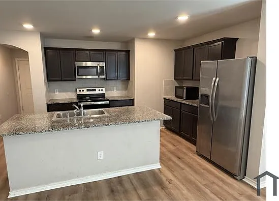 4 bed, 1902 sqft, $2,500 — Photo 2