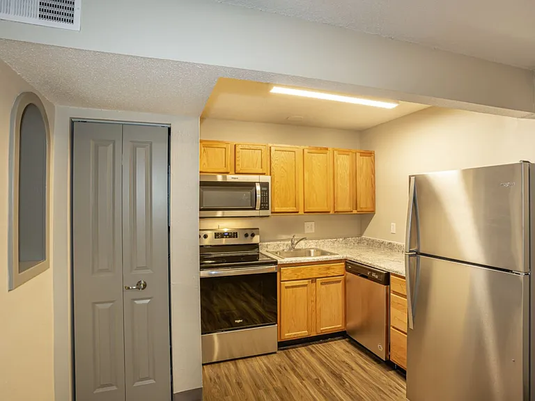 217 W Broadway — Photo 12