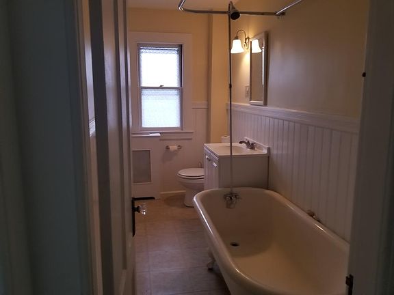 Old fashioned Bathroom, Clean as a whistle, fresh paint and