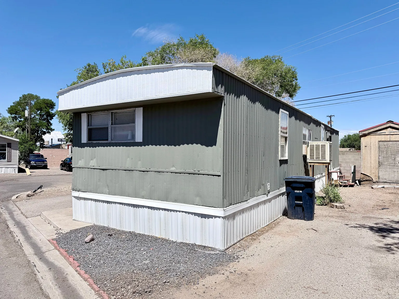 3 bed, 1.0 bath, 800 sqft, $1,600 — Photo 2
