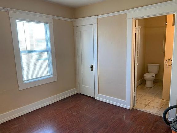 3rd image of 1048 E Broadway