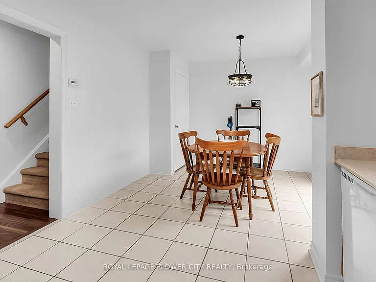 15 Ridgemore Cres — Photo 9