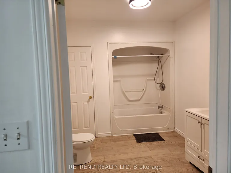 26 King St W #2B — Photo 12