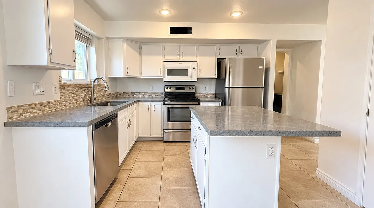 4 bed, 2.5 bath, 1975 sqft, $2,950 — Photo 2