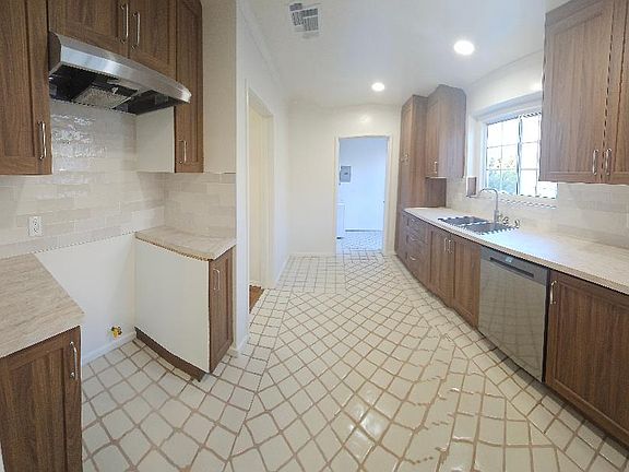 3rd image of 749 E Doran St #1/2