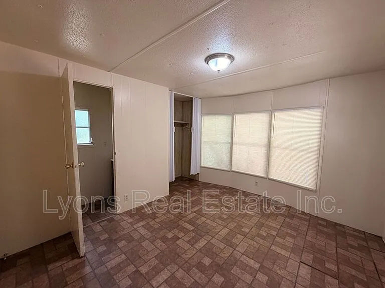 8146 Tolles Dr — Photo 3