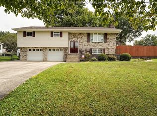 301 Green Acres Dr, Hurricane, WV 25526