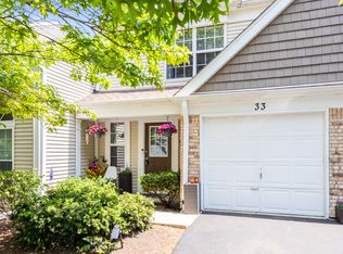 33 E Shag Bark Ln, Streamwood, IL 60107