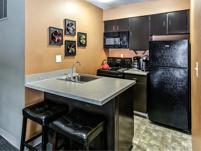 Edgewater Court Apartments — Photo 20