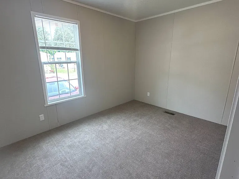 921 Peacock Ln — Photo 9