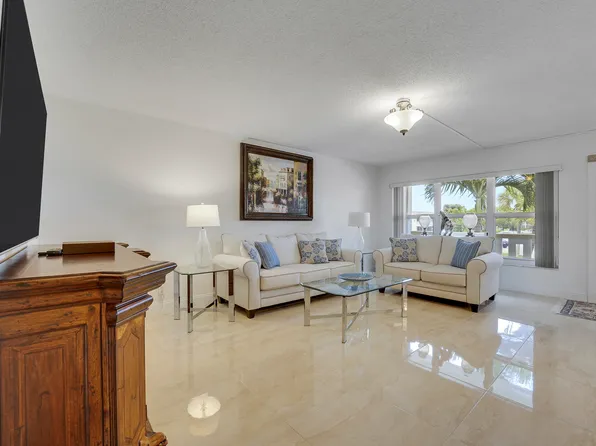 210 Wellington E, West Palm Beach, FL 33417