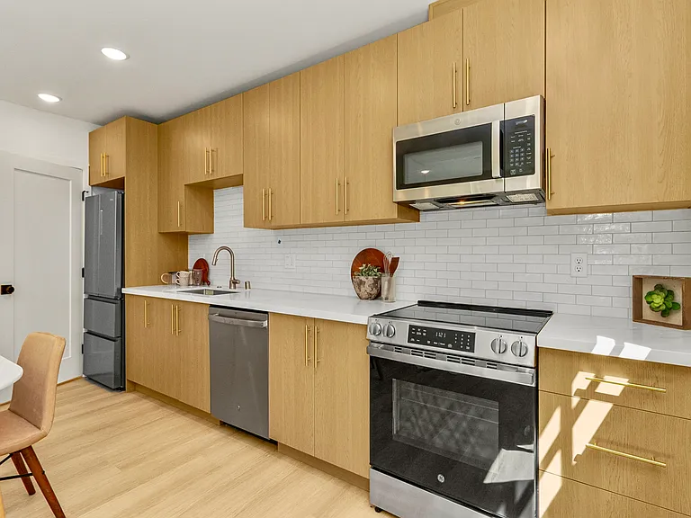 832 S Sullivan St — Photo 10