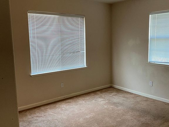 Spacious room with Jack n jill bathroom. Great for kids, teenager's, elderly parents or any family dynamic set-up.