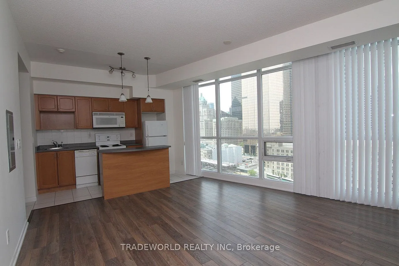 18 Yonge — Photo 3