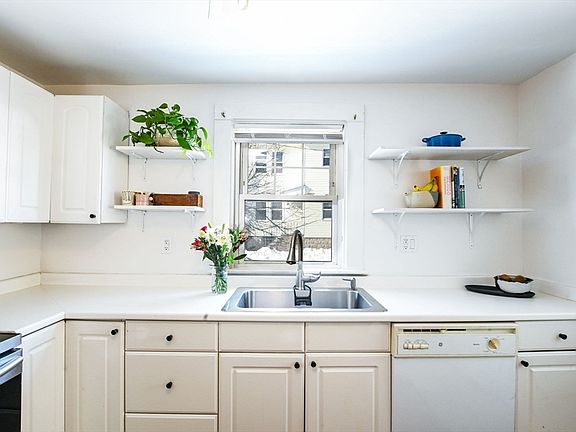 5th image of 111 Fruit St