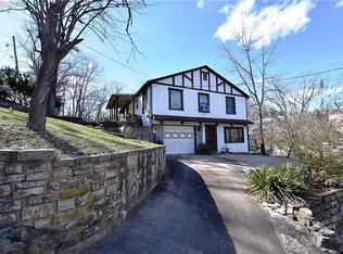 3 Douglas St, Eureka Springs, AR 72632