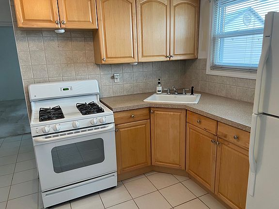 5th image of 129 Paulding Ave Floor 2