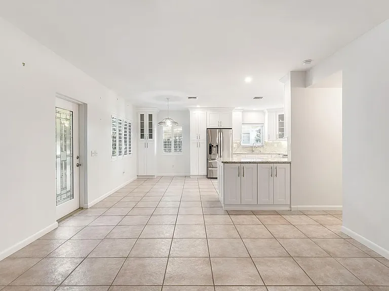 247 Bay Dr — Photo 4