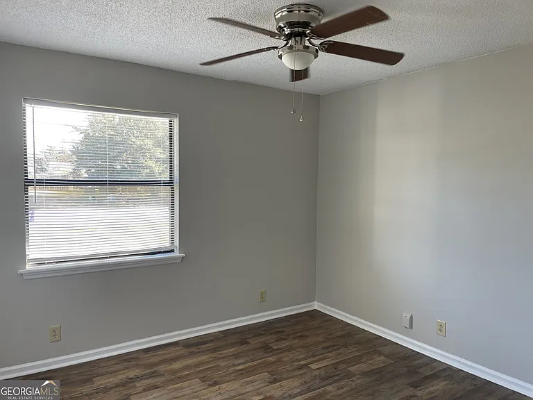 403 Fairfield Ct — Photo 13