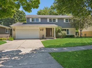 905 S Waverly Pl, Mount Prospect, IL 60056