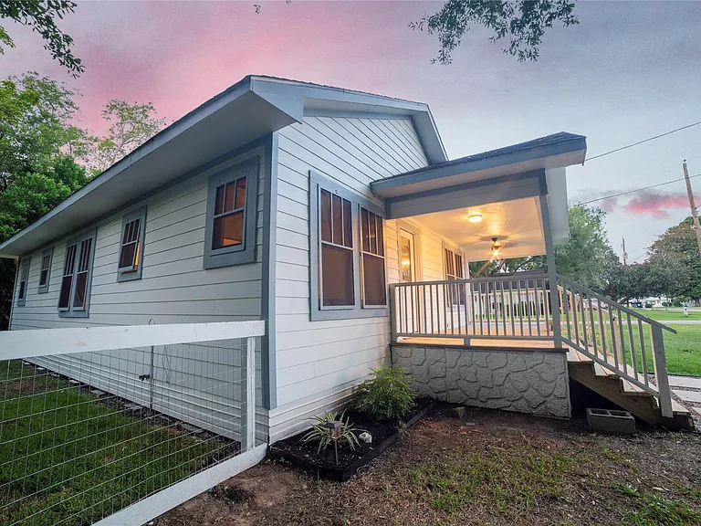 420 N Live Oak St — Photo 2