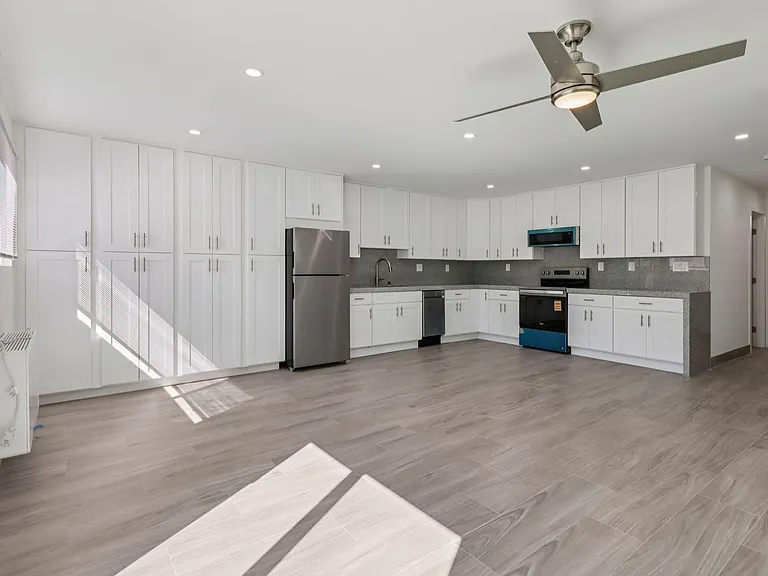 738 S Orange Ave — Photo 2