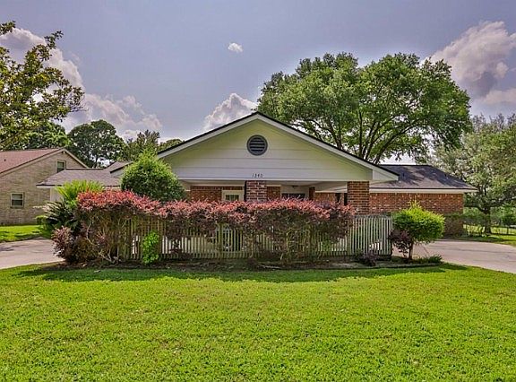 3rd image of 1340 Green Briar Dr