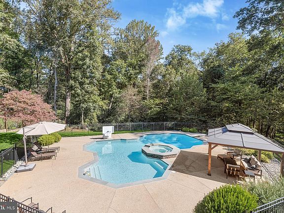 3rd image of 2890 Hunt Valley Dr