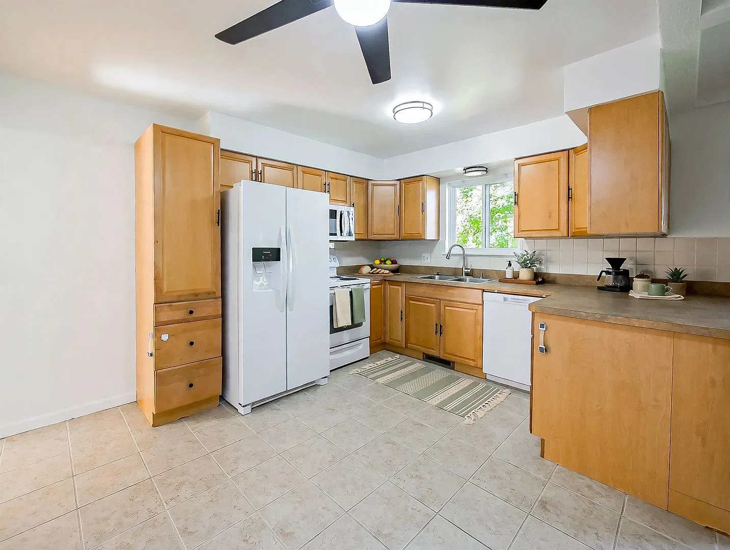 Spacious 3-Bedroom Home in Commerce Township! — Photo 3