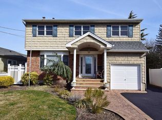41 Richard St, Farmingdale, NY 11735