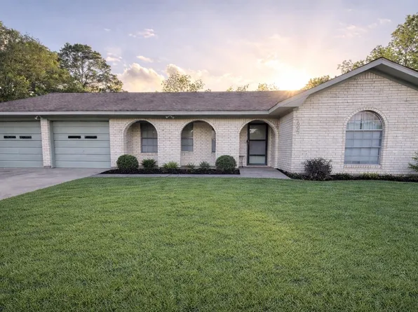 605 Clearspring Dr, Brenham, TX 77833