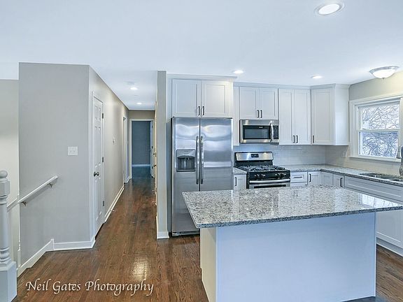 5th image of 915 Bowling Green Dr