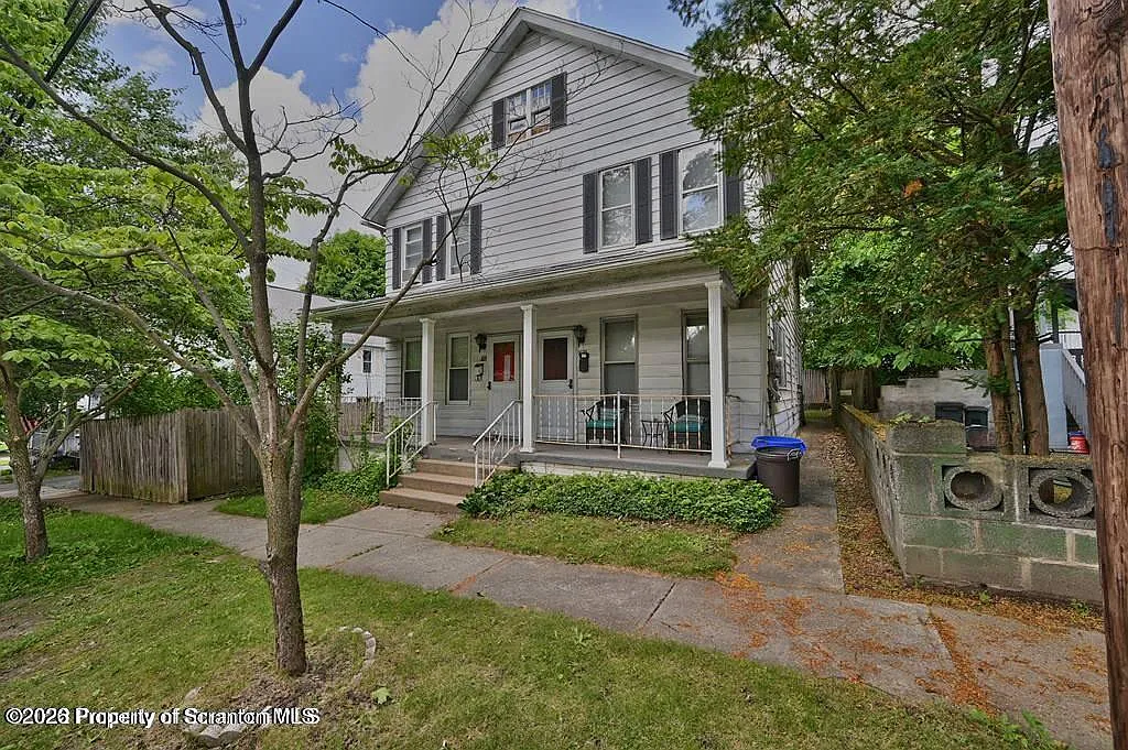 3 bed, 1.0 bath, 1026 sqft, $1,350 — Photo 1