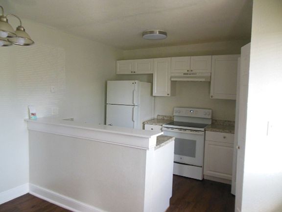 5th image of 210 E Tiffany Dr APT 1
