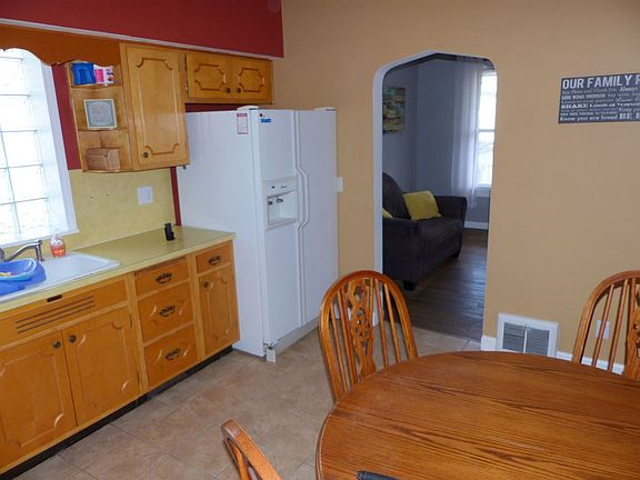 5th image of 402 W 10th St