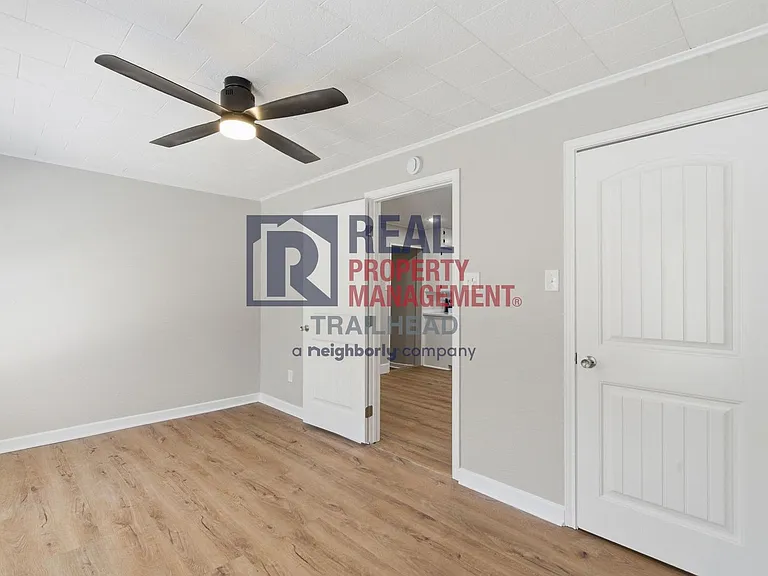 1040 N Clinton St — Photo 12