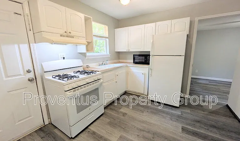 4527 Versailles Dr — Photo 10