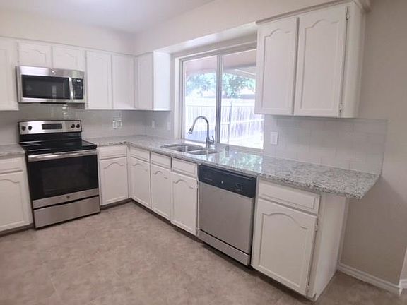 5th image of 931 W Embercrest Dr