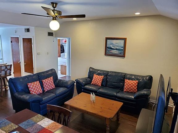 3rd image of 1221 W Hopkins St #14