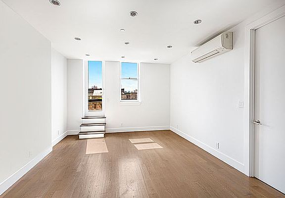 3rd image of 131 W 122nd St APT 3A