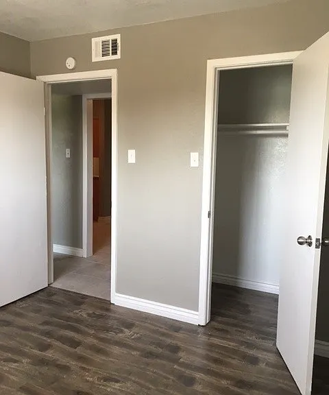 Western Oaks Apartments — Photo 14