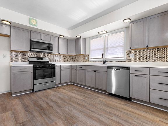 4th image of 303 Gold River Ave
