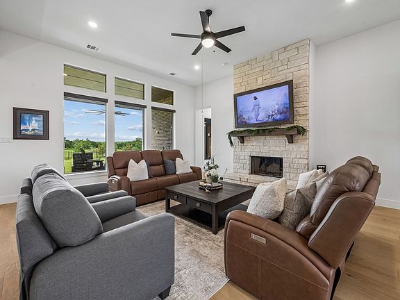 4th image of 215 Cooper Ln