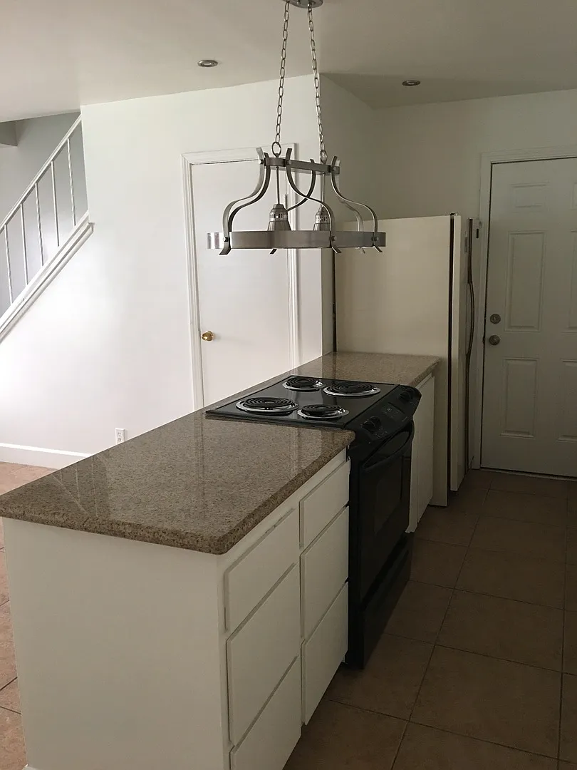 Near UNLV. Cozy 2 bedroom townhouse with all appliances — Photo 4